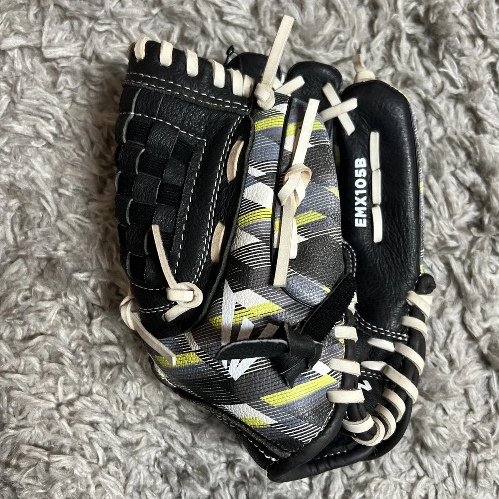 Easton | Moxie Youth Baseball Glove | Sizes‎ EMX105B REG